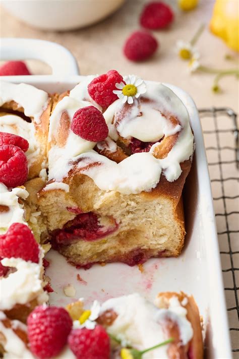 How many calories are in raspberry cinnamon rolls - calories, carbs, nutrition