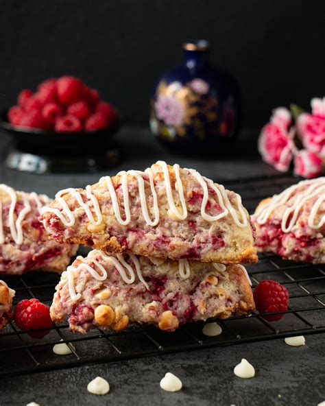 How many calories are in raspberry white chocolate scone - calories, carbs, nutrition