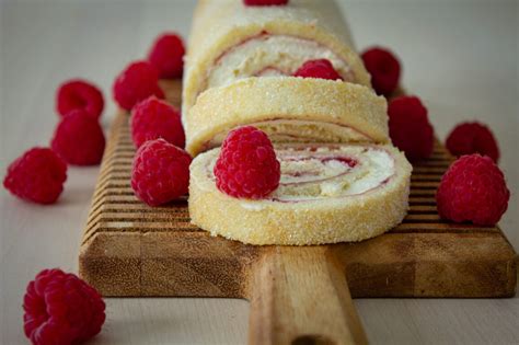 How many calories are in raspberry wholemeal cream roll - calories, carbs, nutrition