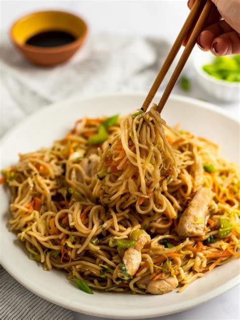 How many calories are in restaurant, chinese, chicken chow mein - calories, carbs, nutrition