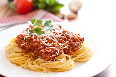 How many calories are in restaurant, italian, spaghetti with meat sauce - calories, carbs, nutrition