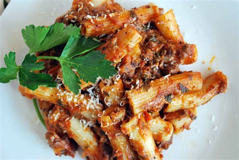 How many calories are in rigatoni with traditional bolognese - calories, carbs, nutrition