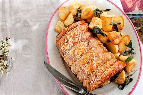 How many calories are in roast pork with apple and apricot stuffing and mashed potato - calories, carbs, nutrition