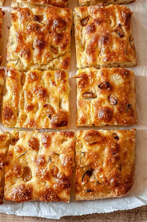 How many calories are in roasted garlic focaccia - calories, carbs, nutrition