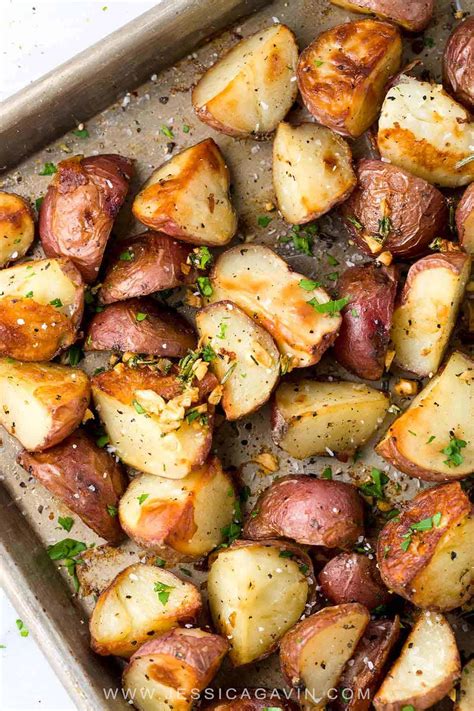 How many calories are in roasted new potatoes with garlic and rosemary - calories, carbs, nutrition