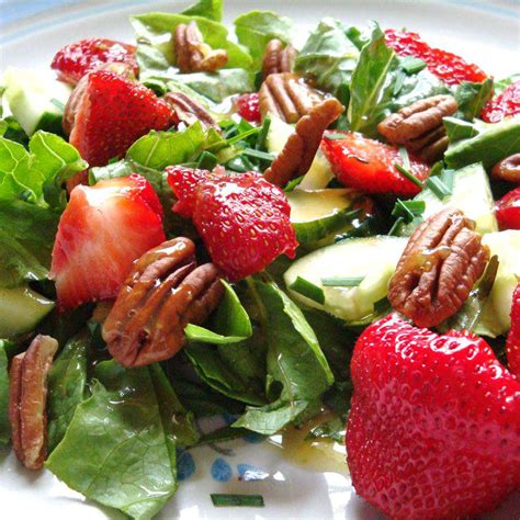 How many calories are in romaine salad with strawberries, almonds and peas - calories, carbs, nutrition