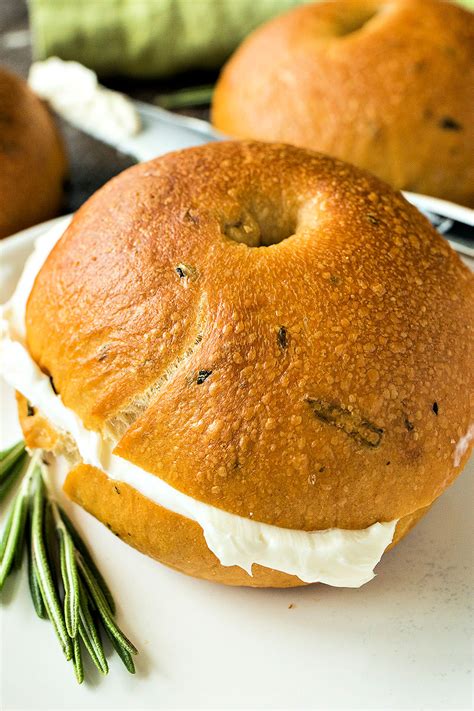 How many calories are in rosemary olive oil bagel - calories, carbs, nutrition