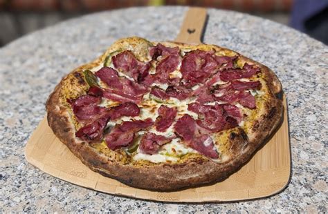 How many calories are in rustic pastrami and swiss flatbread pizza - calories, carbs, nutrition