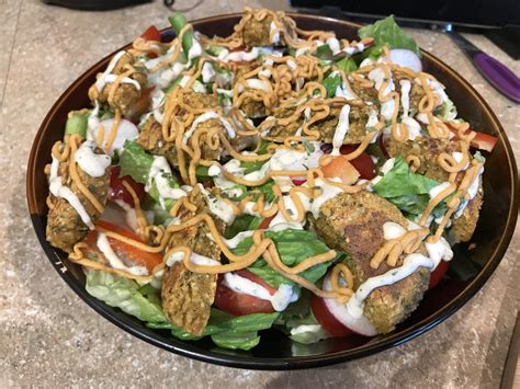 How many calories are in salad falafel 1/2 cup - calories, carbs, nutrition