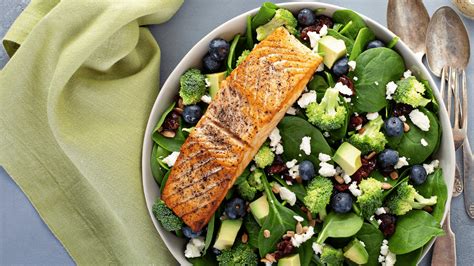 How many calories are in salmon and blueberry salad - calories, carbs, nutrition