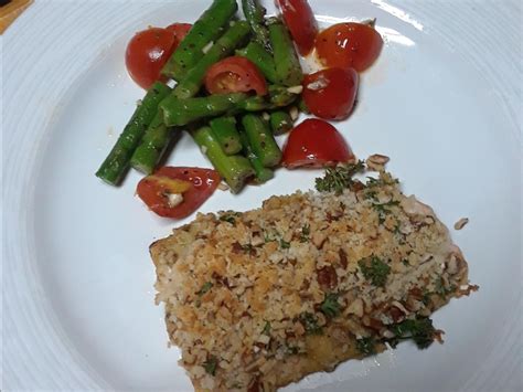 How many calories are in salmon bake with pecan crunch coating with arugula and pear salad and broasted sweet potatoes - calories, carbs, nutrition