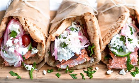 How many calories are in salmon gyros ww pita (32683.5) - calories, carbs, nutrition