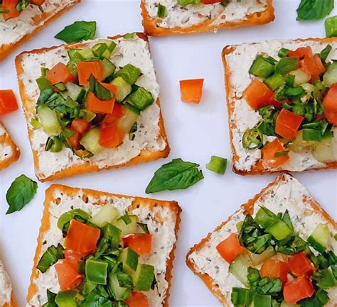 How many calories are in salsa and cream cheese crackers - calories, carbs, nutrition