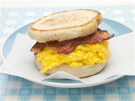 How many calories are in sand brkf english muffin bacon scrambled egg & chipotle mayo - calories, carbs, nutrition