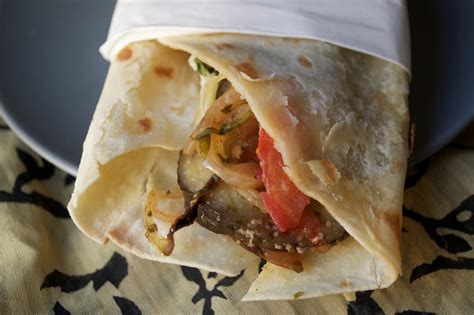 How many calories are in sand vegetable greek grilled piadina - calories, carbs, nutrition