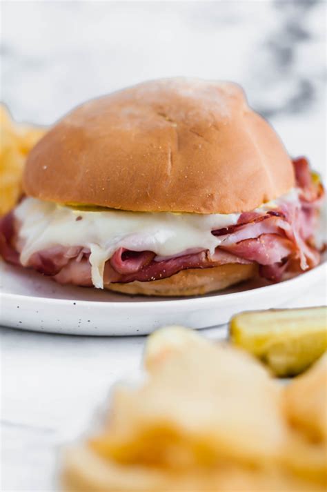 How many calories are in sandwich hot ham and cheese (bison) - calories, carbs, nutrition