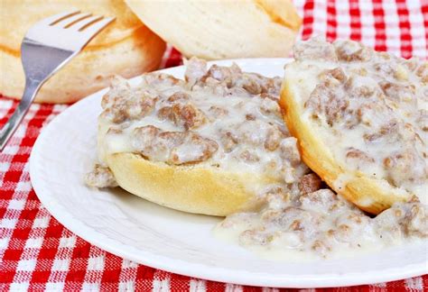 How many calories are in sausage gravy & biscuit - calories, carbs, nutrition