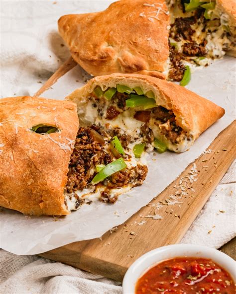 How many calories are in sausage onion pepper calzone - calories, carbs, nutrition