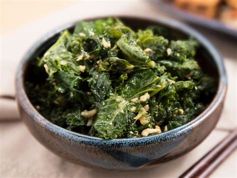 How many calories are in sauteed kale with garlic - calories, carbs, nutrition