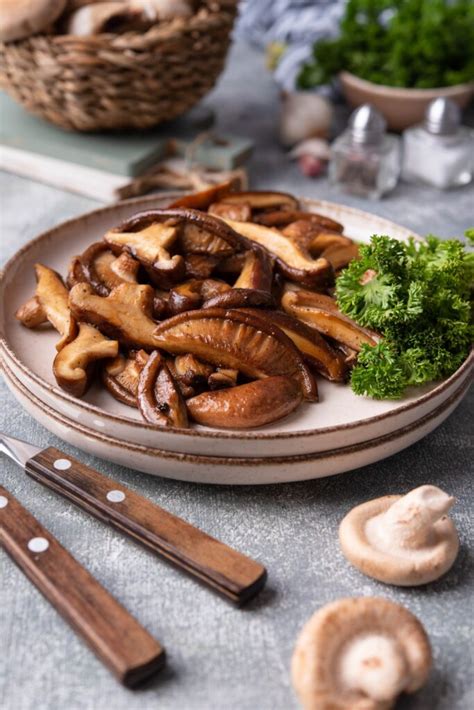 How many calories are in sauteed shiitake and oyster mushrooms - calories, carbs, nutrition