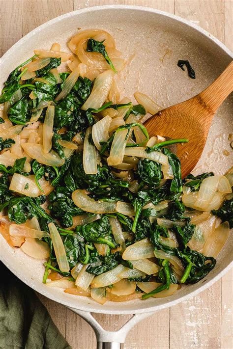 How many calories are in sauteed spinach with red onion & garlic - calories, carbs, nutrition