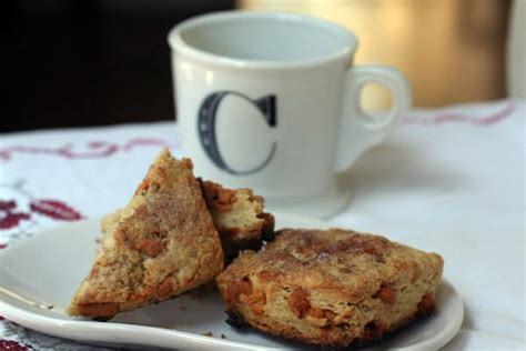 How many calories are in scottish adventure box (cinamamon scone) - calories, carbs, nutrition