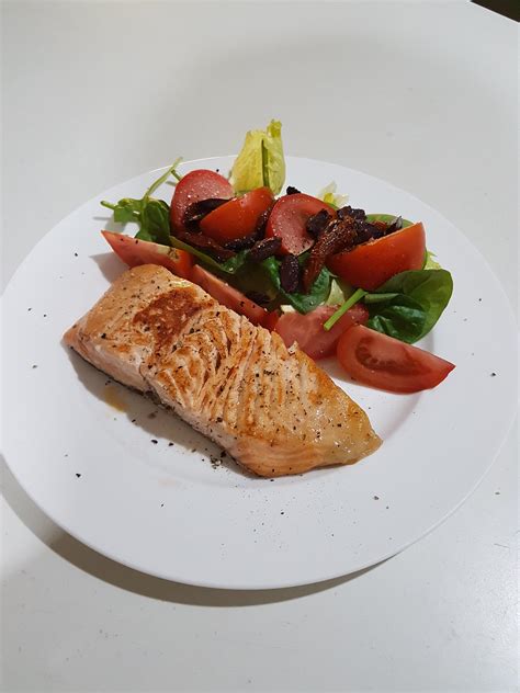 How many calories are in seared salmon entree - calories, carbs, nutrition