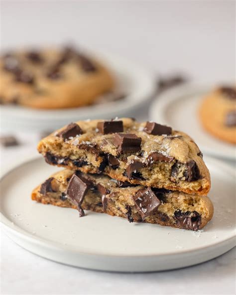 How many calories are in semi sweet chocolate chunk cookie - calories, carbs, nutrition