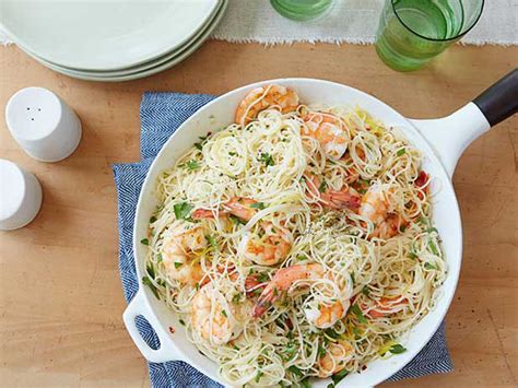 How many calories are in shrimp scampi with angel hair, with breadstick - calories, carbs, nutrition