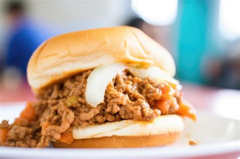 How many calories are in sloppy joe with white bun - calories, carbs, nutrition