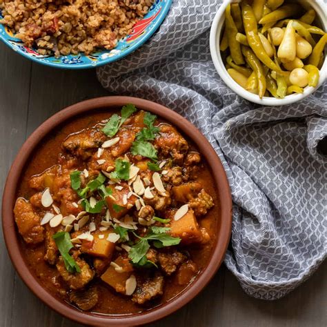 How many calories are in slowly cooked lamb tagine with parsley & mint cous cous - calories, carbs, nutrition