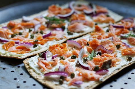 How many calories are in smoked salmon flatbread pizza - calories, carbs, nutrition