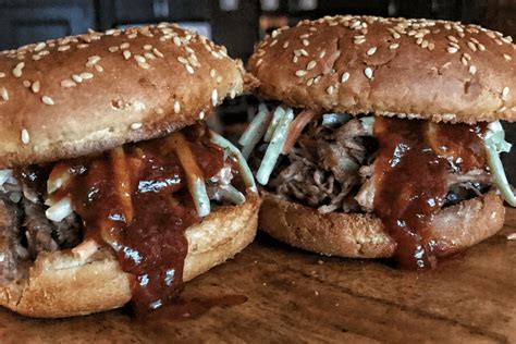 How many calories are in smokehouse pulled pork sandwich - calories, carbs, nutrition