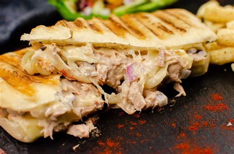 How many calories are in snack tuna melt panini - calories, carbs, nutrition