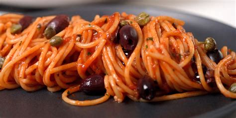 How many calories are in spaghetti with puttanesca sauce - calories, carbs, nutrition