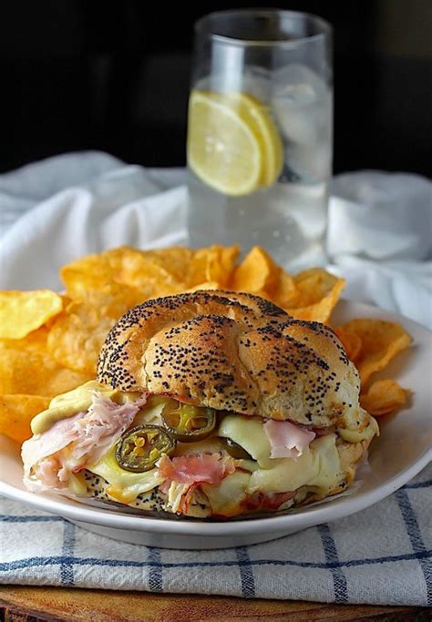 How many calories are in spicy ham and swiss flatbread melt - calories, carbs, nutrition