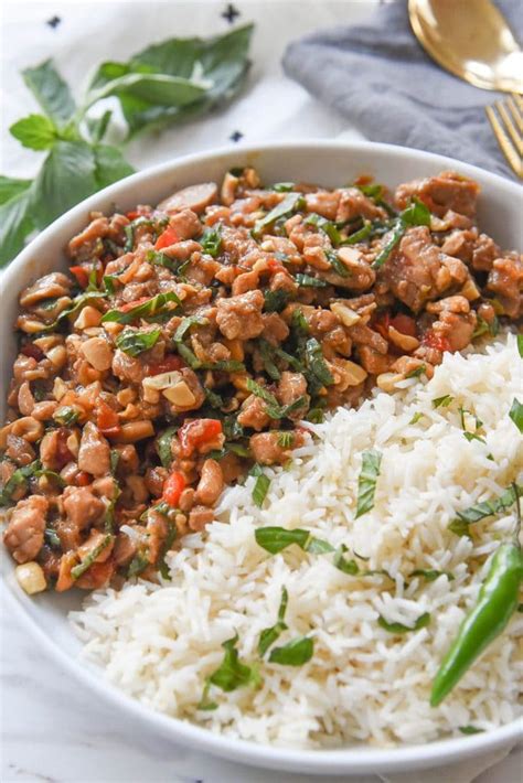 How many calories are in spicy thai basil chicken with cilantro brown rice - calories, carbs, nutrition