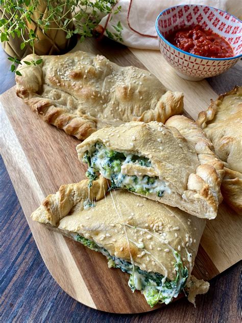 How many calories are in spinach and broccoli calzone (15830.3) - calories, carbs, nutrition