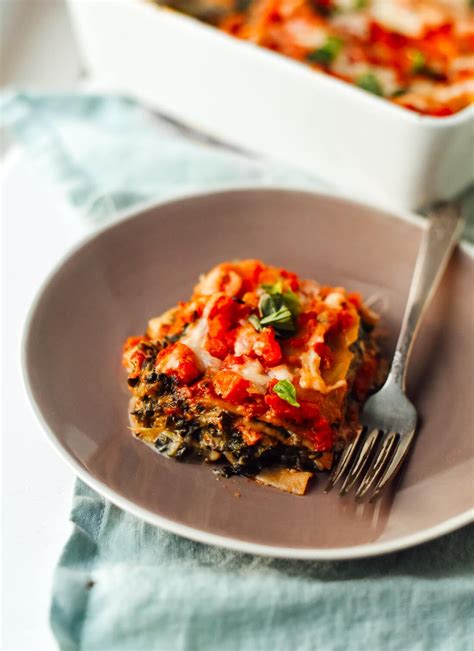 How many calories are in spinach and butternut squash lasagna with balsamic tomato and artichoke salad - calories, carbs, nutrition