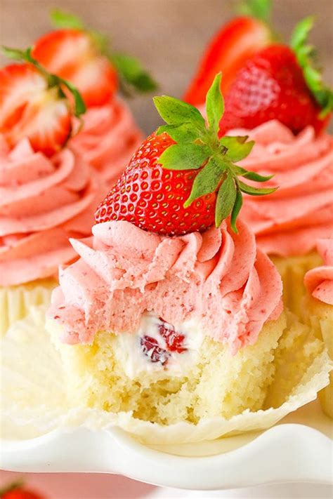 How many calories are in strawberries and cream cupcake - calories, carbs, nutrition