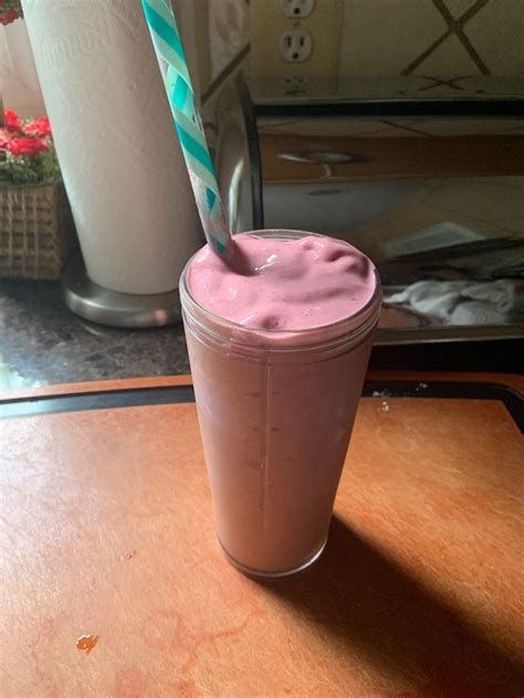 How many calories are in strawberries n' cream shake - 1/6/14 - calories, carbs, nutrition