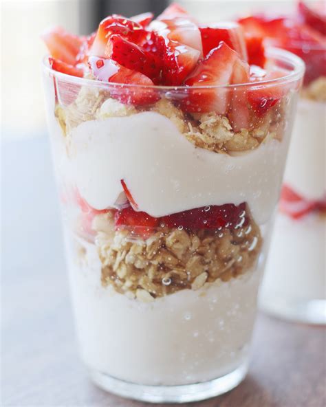 How many calories are in strawberry and granola parfait - calories, carbs, nutrition