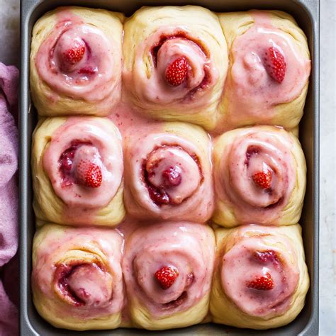 How many calories are in strawberry cinnamon rolls - calories, carbs, nutrition