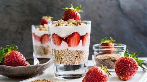 How many calories are in strawberry coconut quinoa parfait - calories, carbs, nutrition