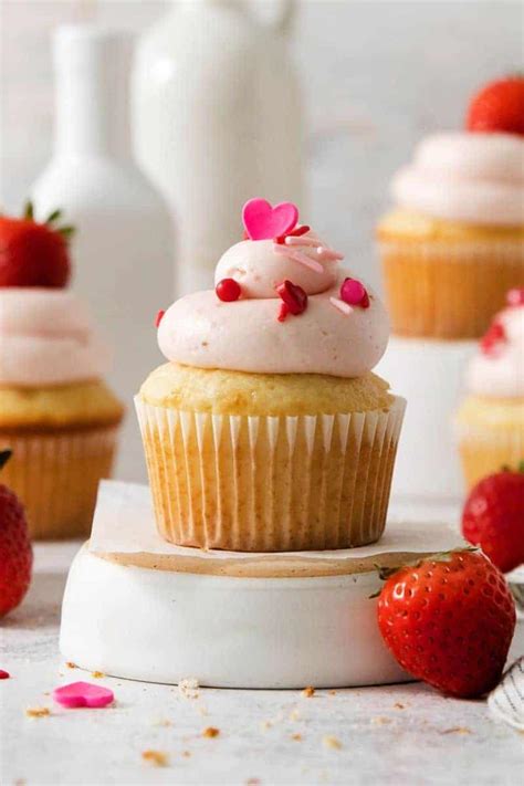 How many calories are in strawberry cream cheese frosting - calories, carbs, nutrition