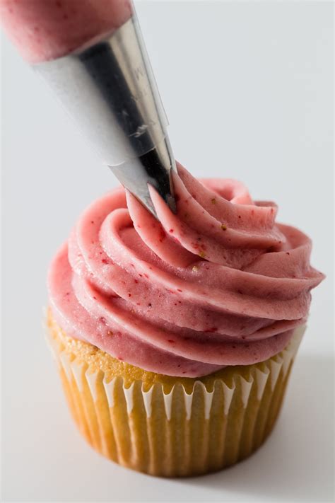 How many calories are in strawberry cream cheese icing - calories, carbs, nutrition