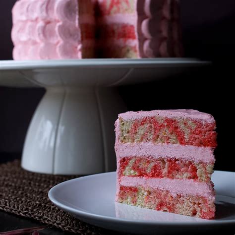 How many calories are in strawberry dream cake - calories, carbs, nutrition