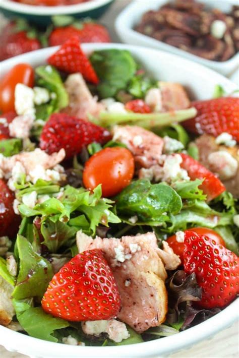 How many calories are in strawberry fields half chicken salad - calories, carbs, nutrition