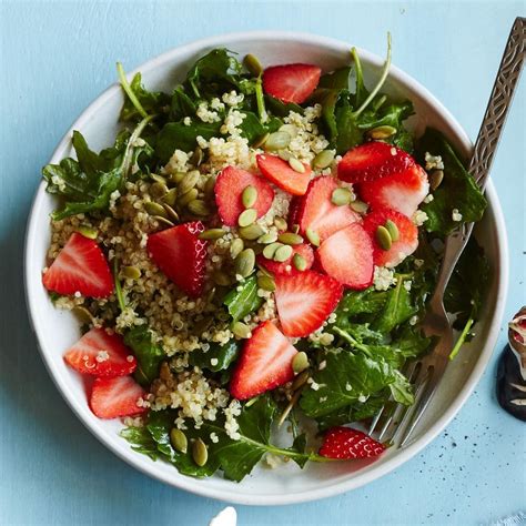 How many calories are in strawberry quinoa salad with chopped kale - calories, carbs, nutrition