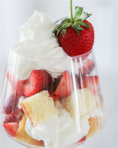 How many calories are in strawberry shortcake parfait - calories, carbs, nutrition